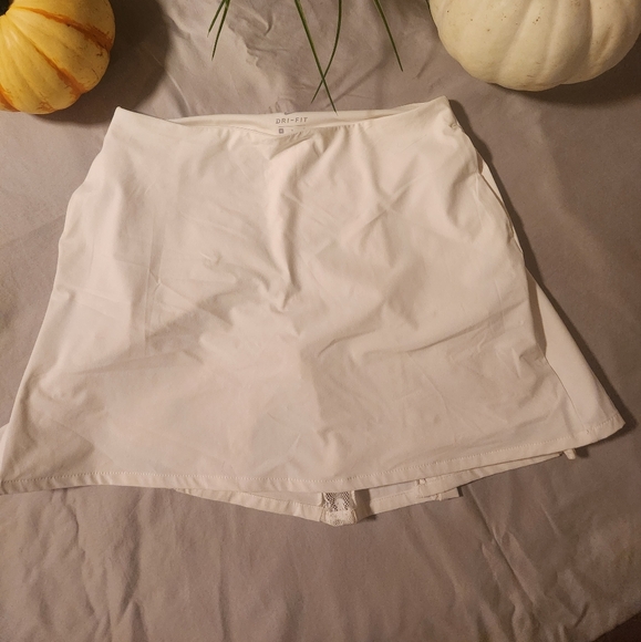 Medium Nike Dry Fit Skort with Lace Pleats - Picture 2 of 5